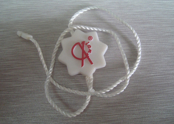 Harga yang bagus Tag Nama Plastik Terukir Kustom Tag Plastik Tahan Air Logo Merah Timbul on line