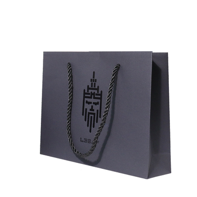 Harga yang bagus Bespoke Printed Sizes Black Paper Carrier Bags Dengan Spot UV Logo Twisted Handles on line