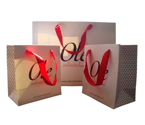 Harga yang bagus Tas Kado Kertas Putih Cetak Kustom Grosir Spot UV Logo Ribbon Handle on line