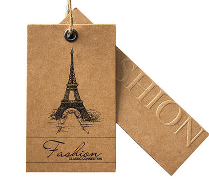Harga yang bagus Tag Hang Kertas Kraft Coklat Cetak Kustom Untuk Pakaian Dengan Logo Timbul on line