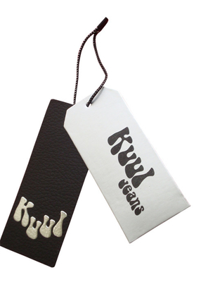 Harga yang bagus Bespoke Paper Brand Tag On Pakaian Murah Jeans Hang Tag Laminasi Glossy on line