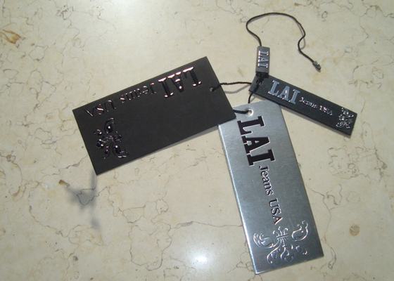 Harga yang bagus Label Pakaian Kustom Mewah Hang Tag Pencetakan Emboss Black Foil Stamping Logo on line